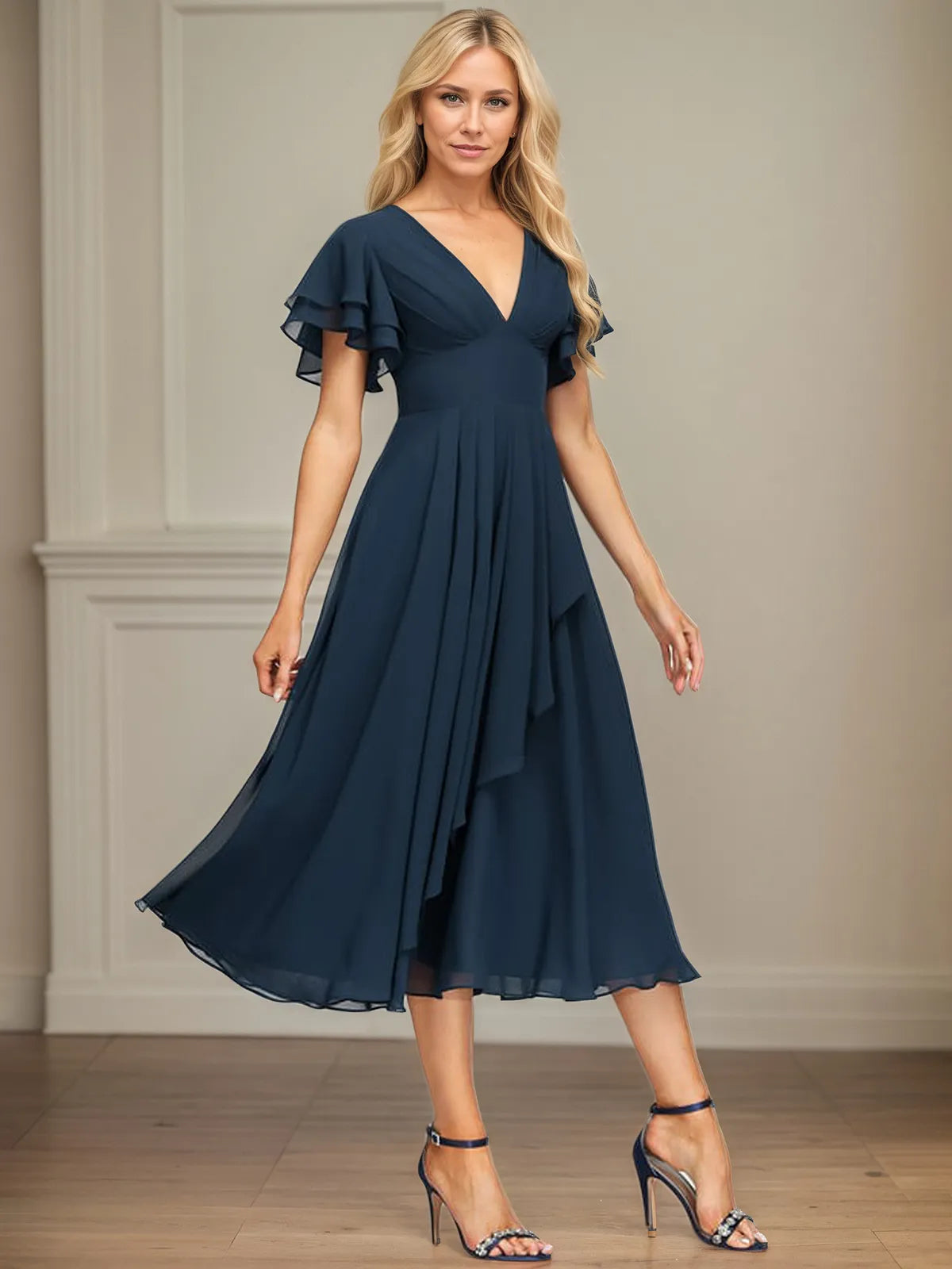 Vestido de chiffon em linha A, comprimento tea, decote em V e babados em cascata