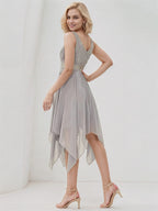 Silbernes Chiffon A-Linien V-Ausschnitt ärmelloses asymmetrisches Brautjungfernkleid mit Applikationen