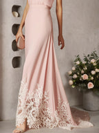Abito lungo rosa in chiffon arricciato con perline, collo halter e senza maniche, linea ad A