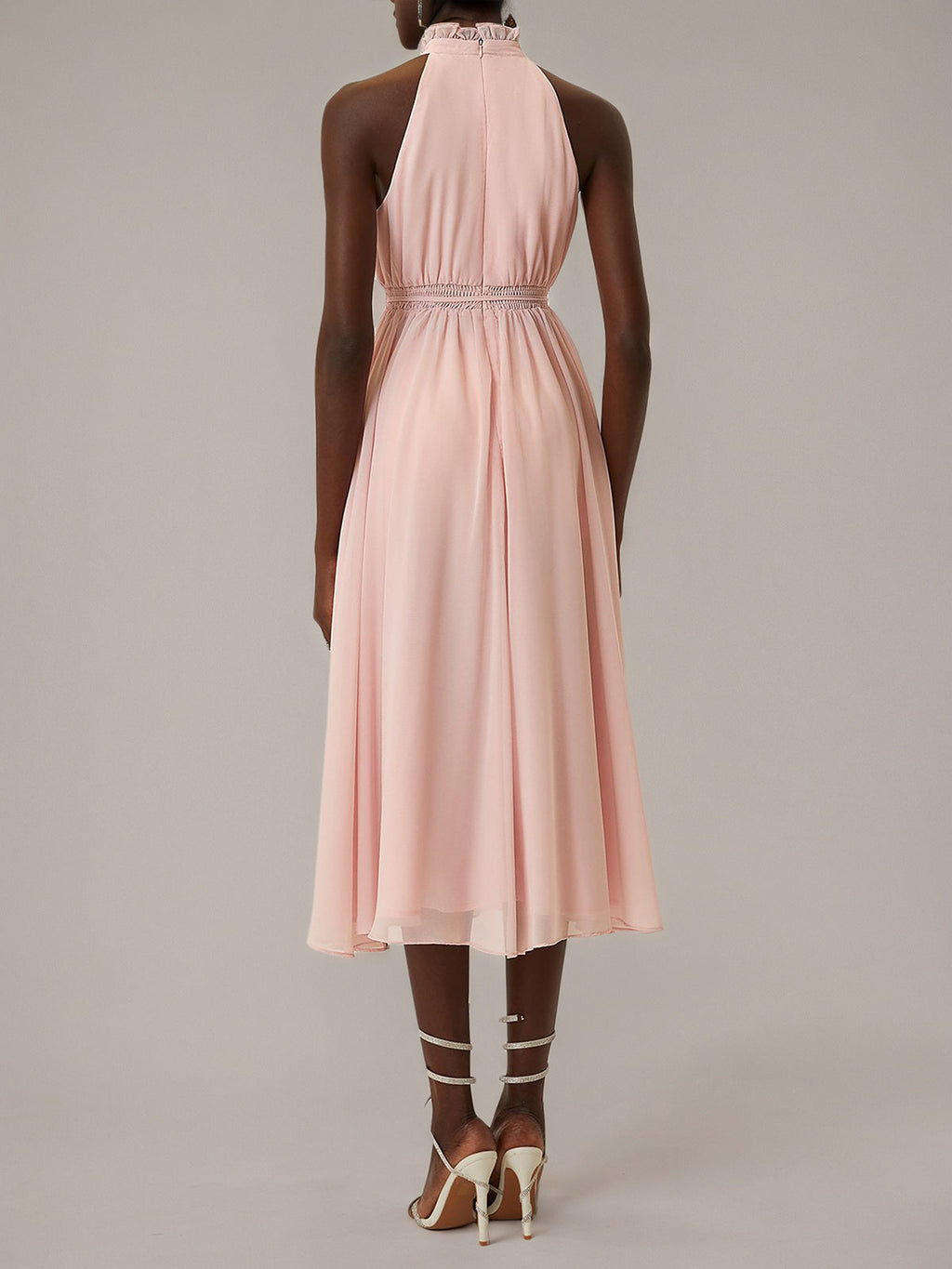 Vestidos rosa em chiffon com decote halter, sem mangas, comprimento tea