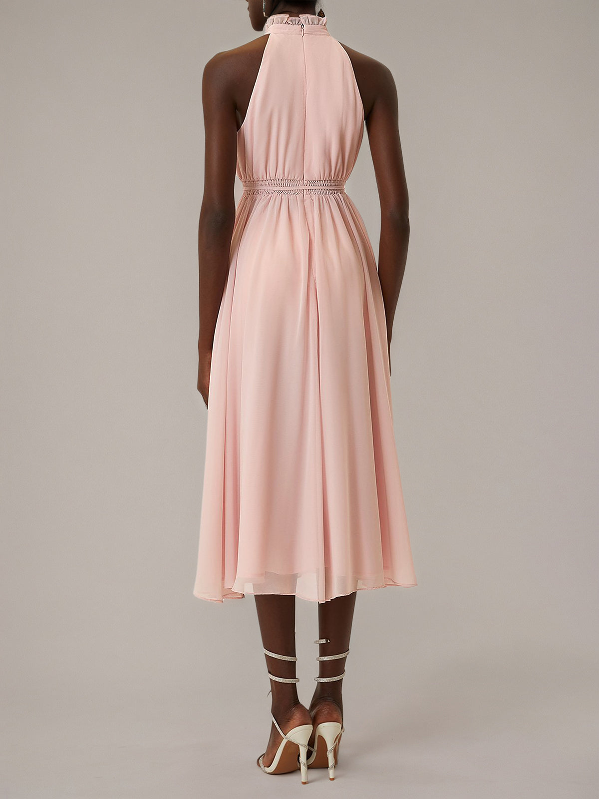 Vestidos rosa em chiffon com decote halter, sem mangas, comprimento tea