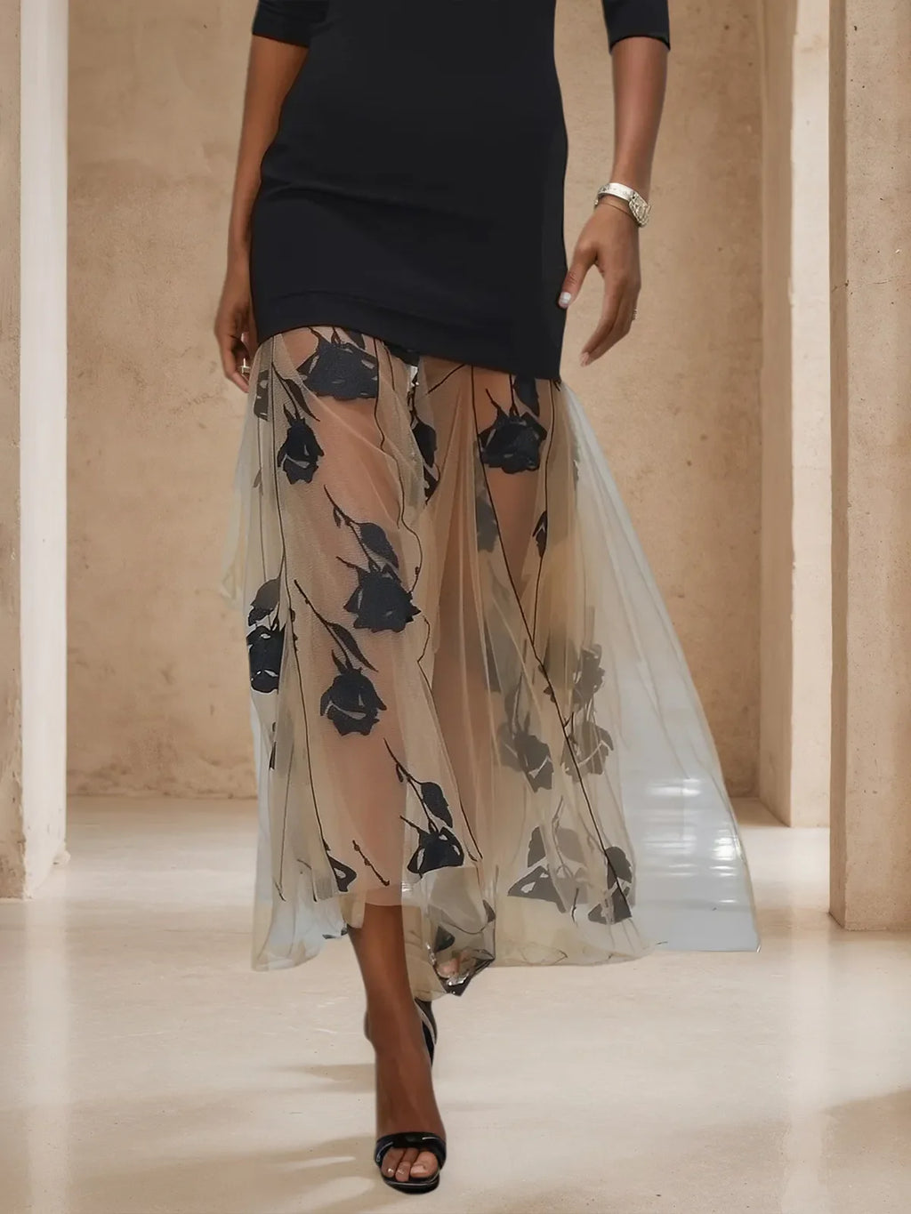 Robe midi sirène en jersey noir à manches mi-longues épaules dénudées avec effet floqué