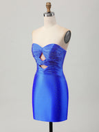 Vestido corto mini ajustado sin tirantes de satén con recortes y abalorios