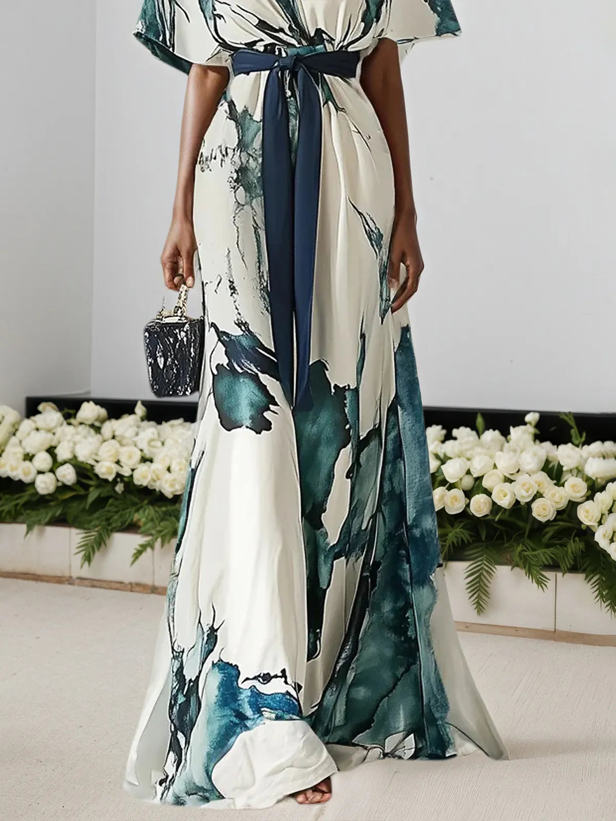 Vestido longo azul com estampa, chiffon, decote em V, mangas curtas e modelo evasê