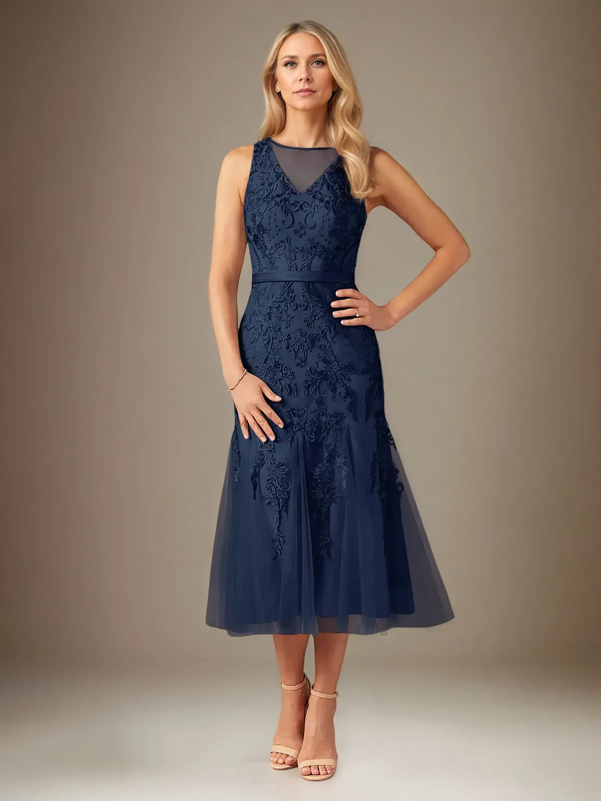 Etui-/Säulen-Spitzenkleid mit Rundhalsausschnitt, ärmellos, knielang