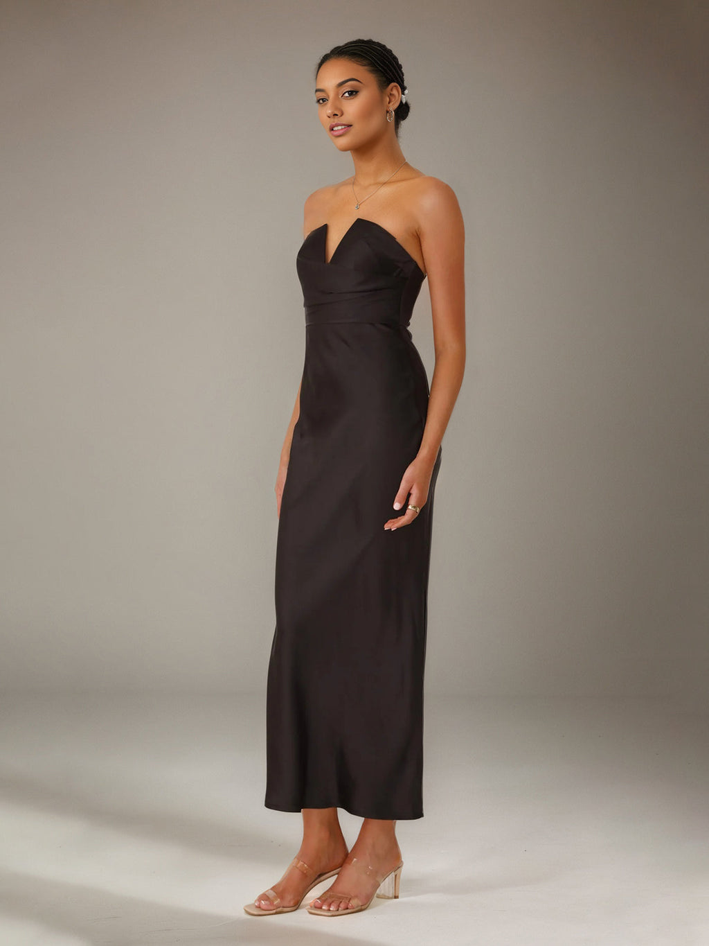 Vestido Longo Preto em Cetim Modelo Tubinho/Coluna com Decote em V e Comprimento no Tornozelo para Madrinhas