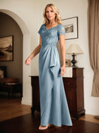 Robe longue en satin en ligne A avec col en V, manches courtes et appliques