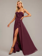 Robe de demoiselle d'honneur en mousseline longueur sol, ligne A, décolleté cœur, couleur raisin avec volants