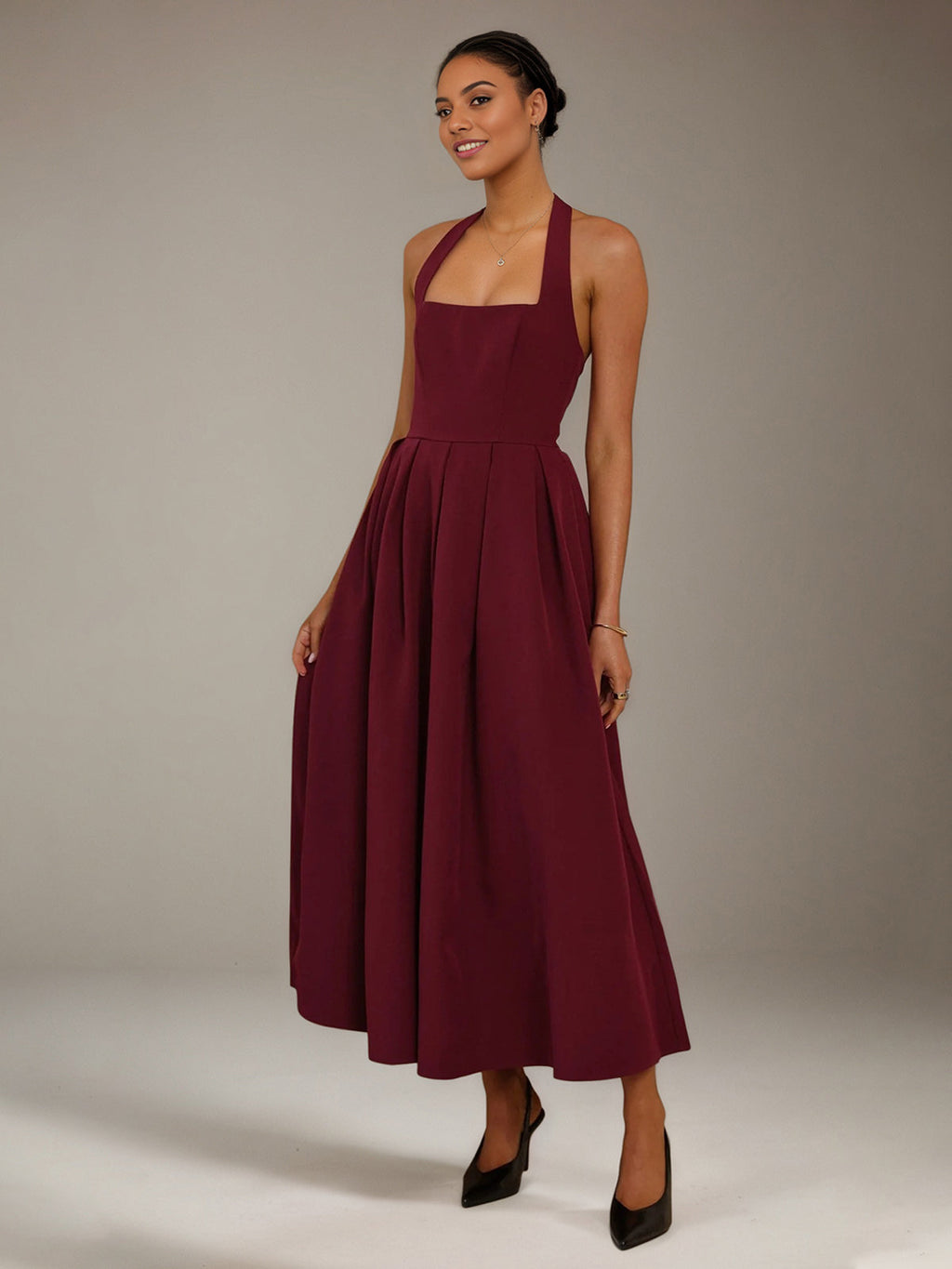 Abito da damigella a linea A in crepe elasticizzato color vino, con collo halter, senza maniche e lunghezza alla caviglia
