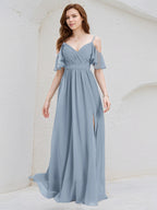 Vestido de madrinha azul claro em chiffon corte evasê com alças finas e mangas com babados, comprimento até o chão