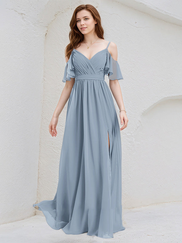 Vestido de madrinha azul claro em chiffon corte evasê com alças finas e mangas com babados, comprimento até o chão
