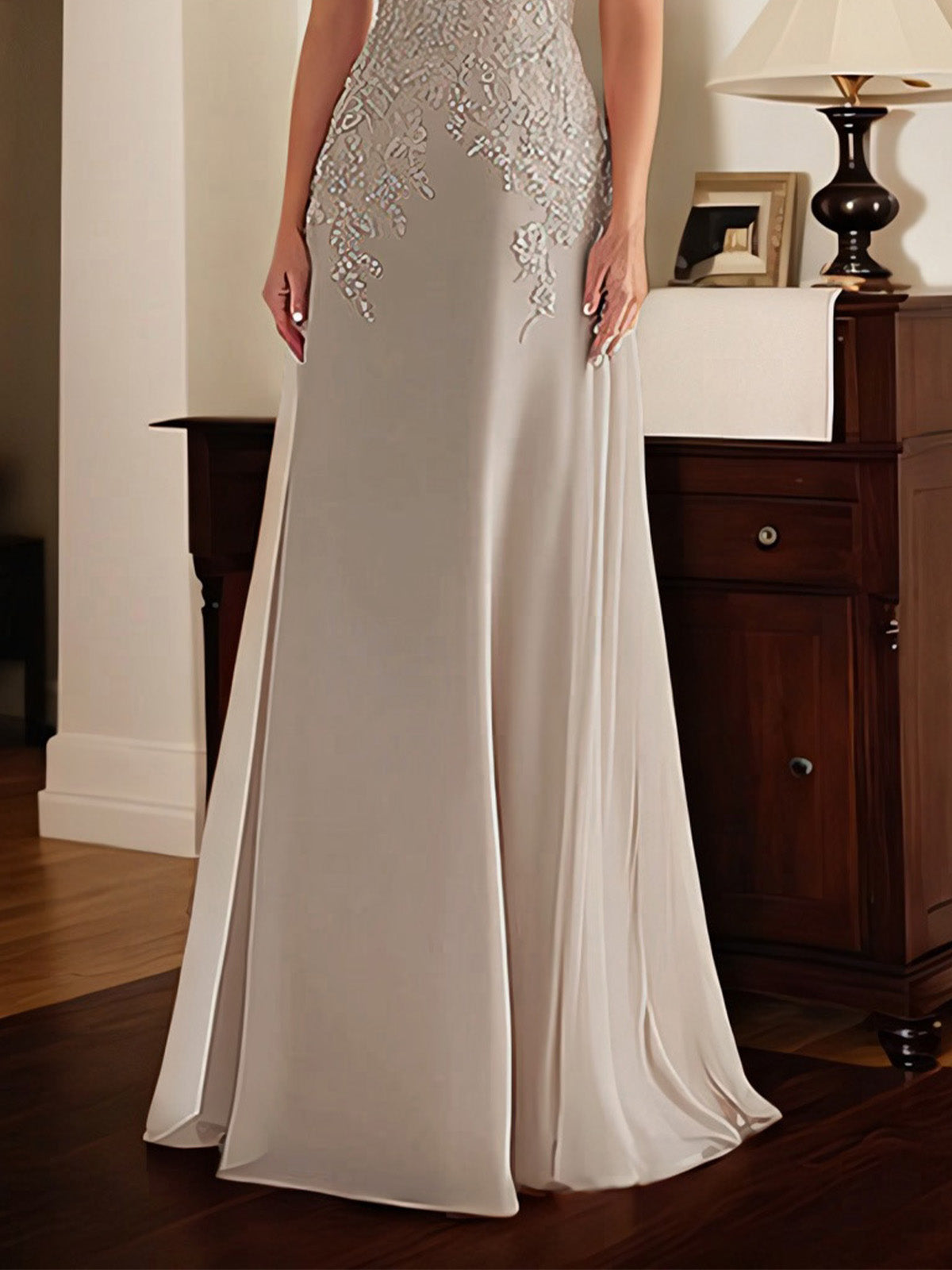 Vestido elegante de madre de la novia en tono topo, tipo columna, sin hombros y con encaje