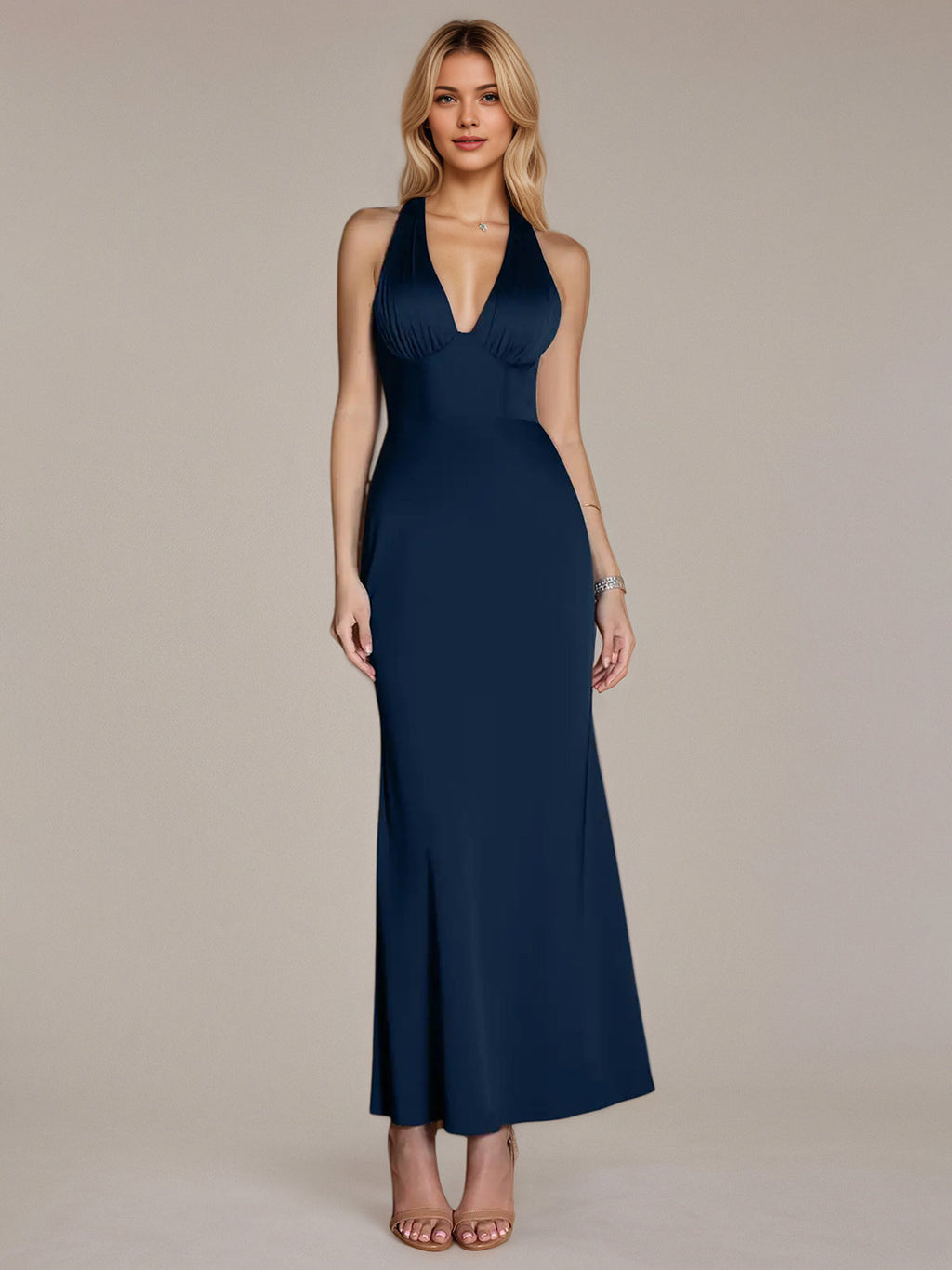 Vestido de satén azul marino tipo tubo/columna sin mangas con cuello halter y largo hasta el tobillo