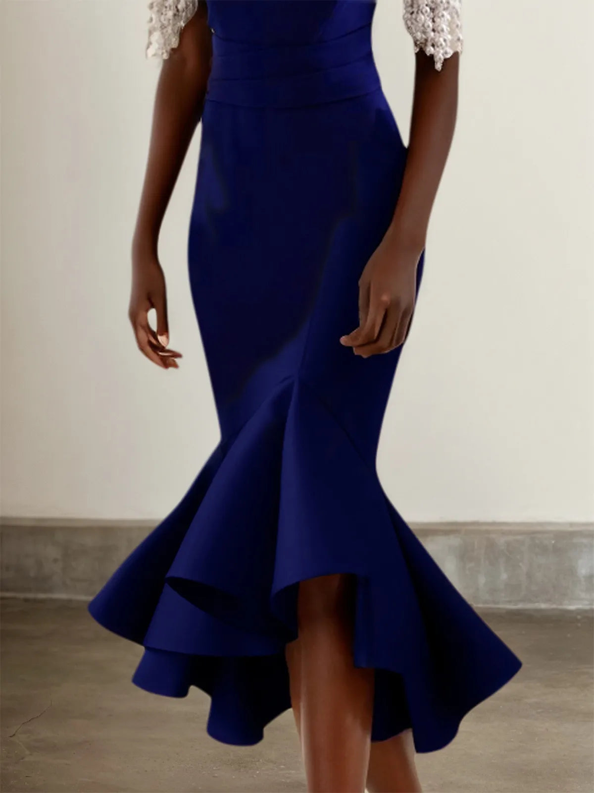 Vestido midi sirena azul oscuro con escote off the shoulder y perlas imitadas