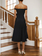 Schwarzes schulterfreies ärmelloses A-Linien Midikleid