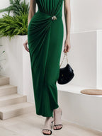 Vestido largo ajustado sin mangas verde oscuro de punto con ojales, cuello redondo y fruncido