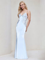 Vestido largo de dama de honor azul cielo de satén con tirantes finos y corte trompeta/sirena sin mangas