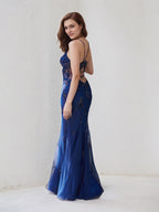 Vestido largo de dama de honor azul marino de tul tipo trompeta/sirena con tirantes finos y sin mangas