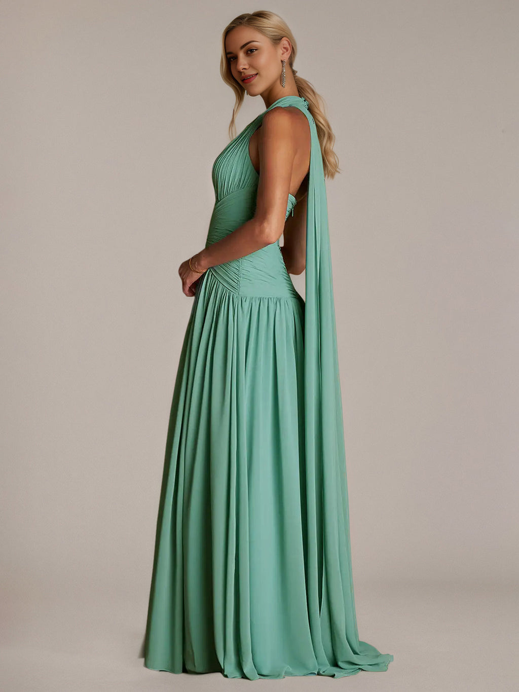 Abito verde a linea ad A in chiffon, collo halter, senza maniche, lunghezza fino al pavimento