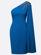 Robe midi fourreau classique asymétrique bleue avec appliques et ornements hotfix, une épaule, sans manches