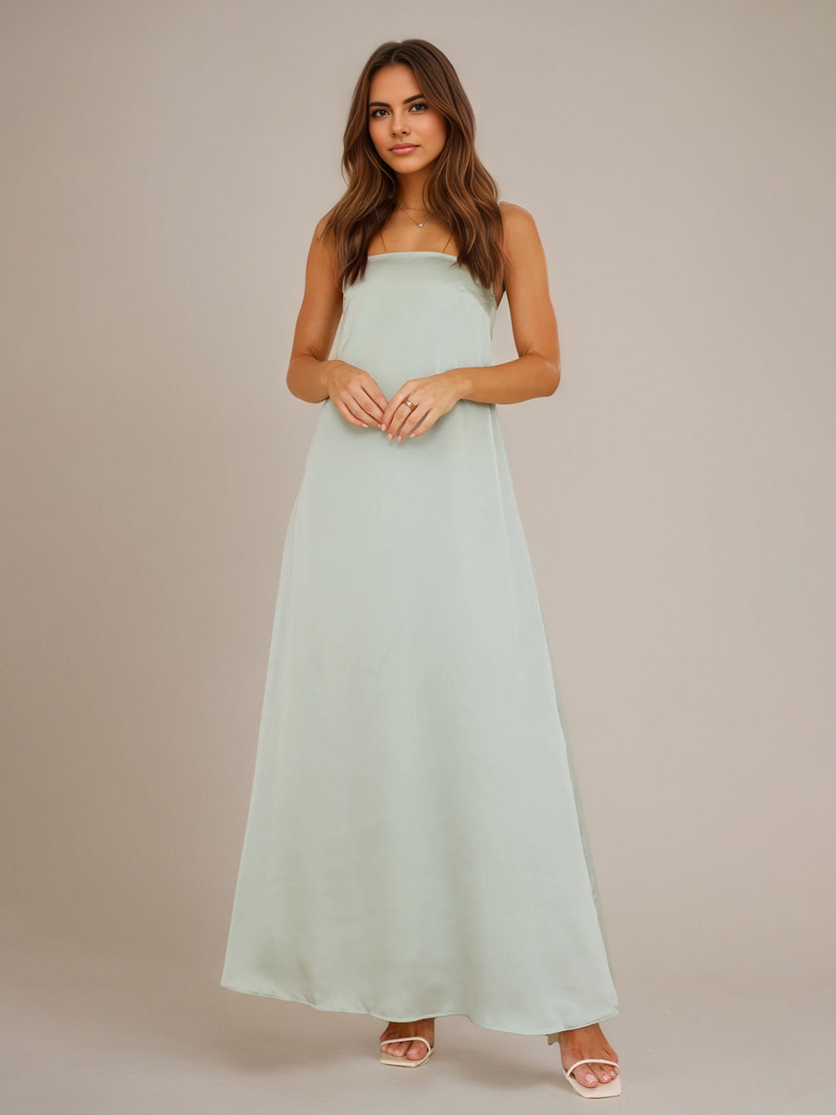 Vestidos de madrinha em cetim sálvia, corte evasê, gola halter, sem mangas e comprimento até o chão