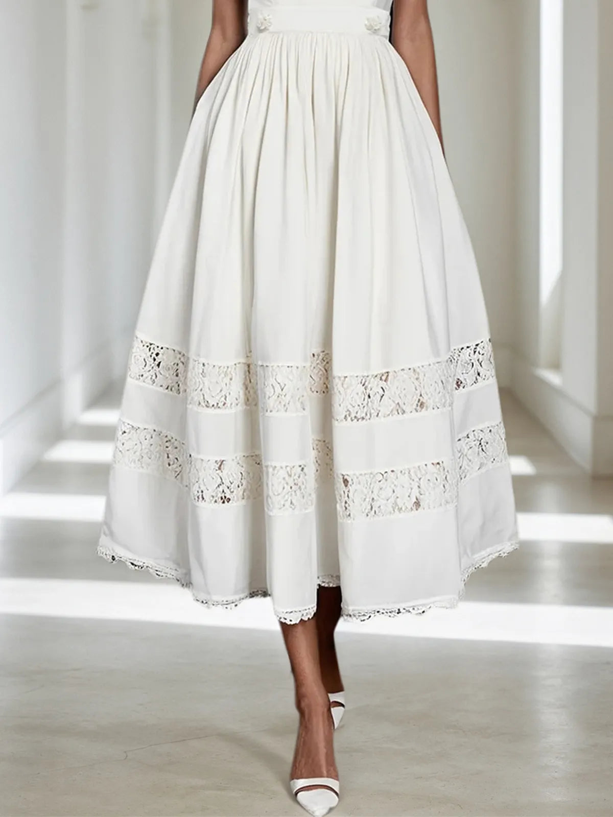 Vestido midi branco A-line sem mangas com alças finas, renda e bordados