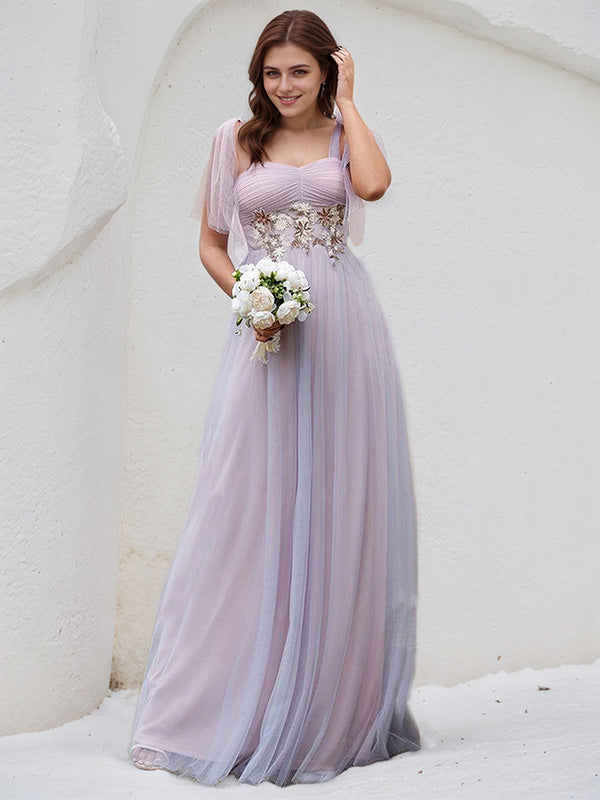Vestido de madrinha rosa em tule, corte A, alças finas, sem mangas, comprimento até o chão, com aplicação