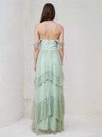 Vestido largo sin mangas de tul verde salvia en línea A con escote off-shoulder y volantes