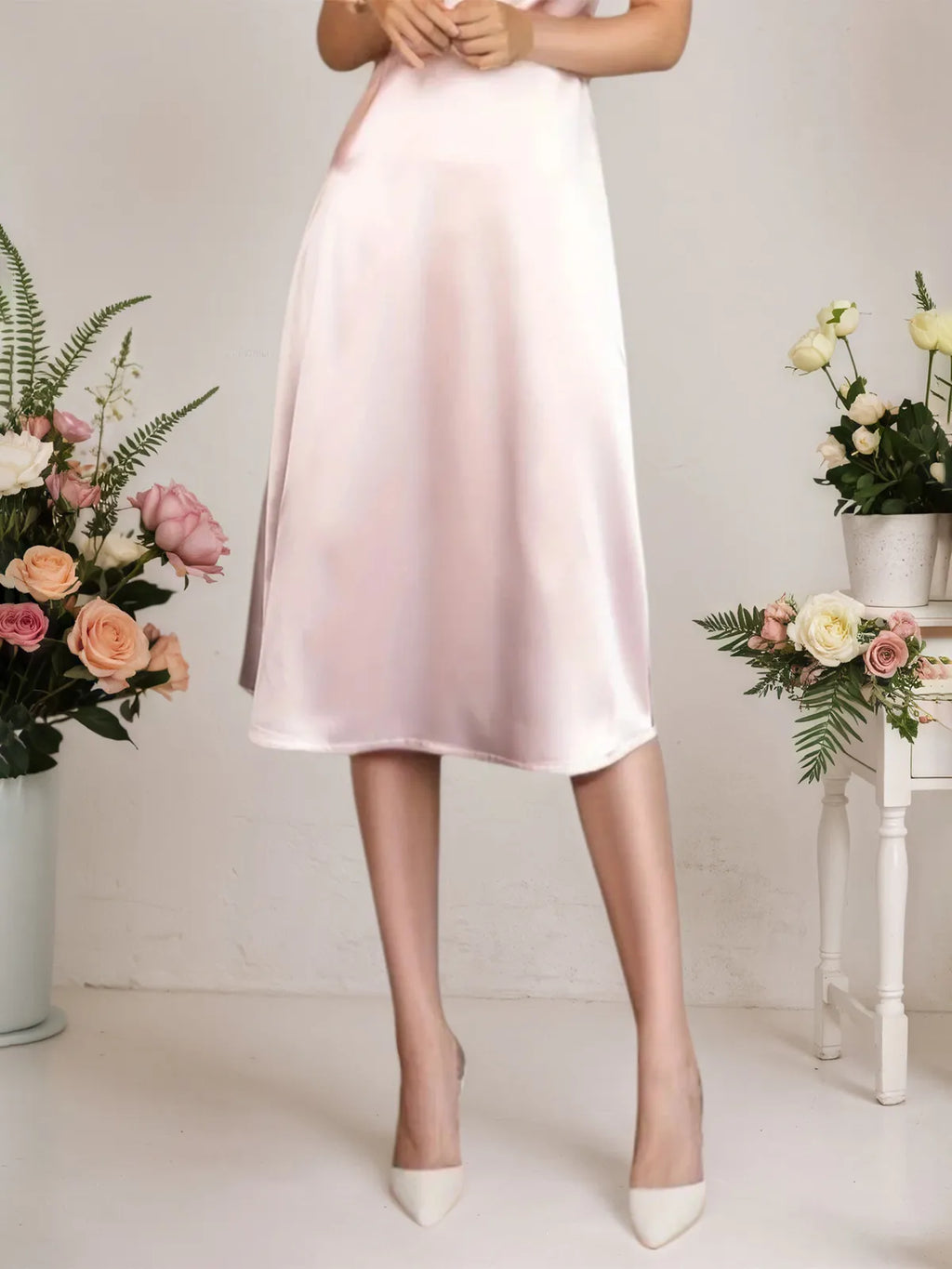 Vestido Midi Rosa de Cetim, Gola Alta e Sem Mangas, Corte A