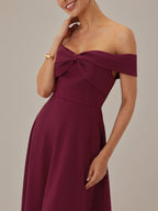 Abito a linea A color bordeaux in crepe elasticizzato senza spalline, scollatura a barca e lunghezza tea