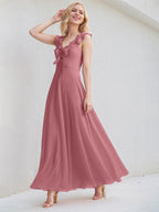 Vestido de madrinha em chiffon cor rosa deserto, em linha A, decote em V, sem mangas, comprimento até o chão com babados