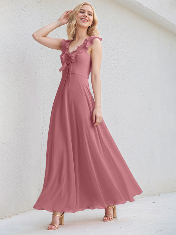 Vestido de madrinha em chiffon cor rosa deserto, em linha A, decote em V, sem mangas, comprimento até o chão com babados
