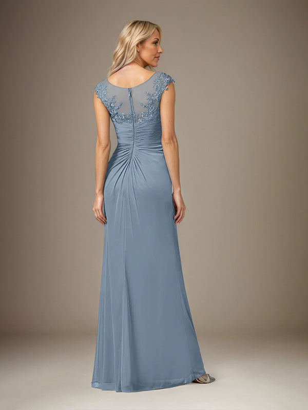 Vestido largo línea sheath/columna de gasa azul polvo con cuello barco, mangas cortas y abertura