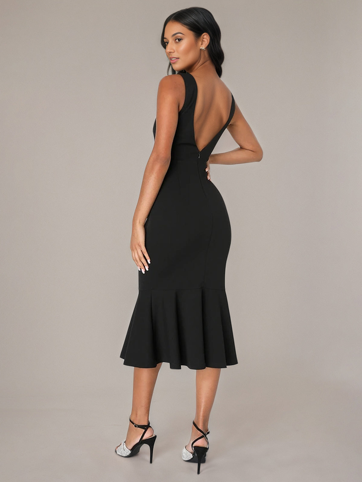 Vestidos pretos tubinho/coluna de crepe stretch, decote quadrado, sem mangas, comprimento tea