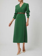 Vestido midi tipo sheath/column con cuello de solapa y mangas largas verde
