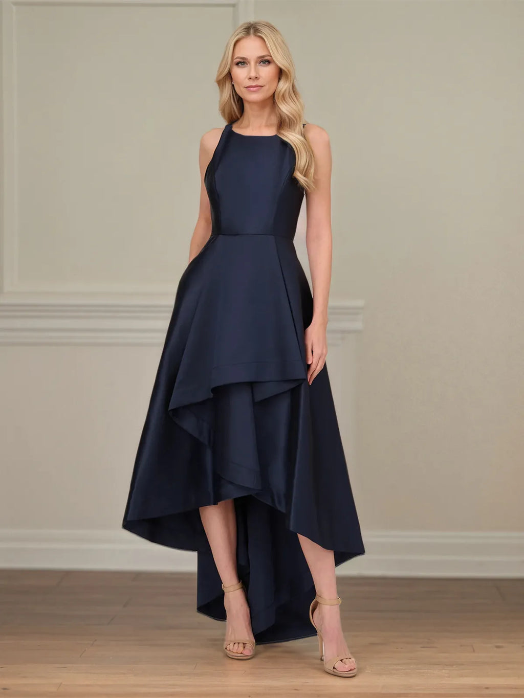Robe mère de la mariée en satin A-line sans manches à col rond asymétrique