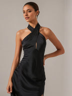 Vestido longo preto em cetim, corte tubo/coluna, decote halter e sem mangas