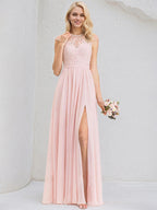 Abito da damigella rosa tenue a linea A con scollo rotondo, pizzo e chiffon lungo fino a terra