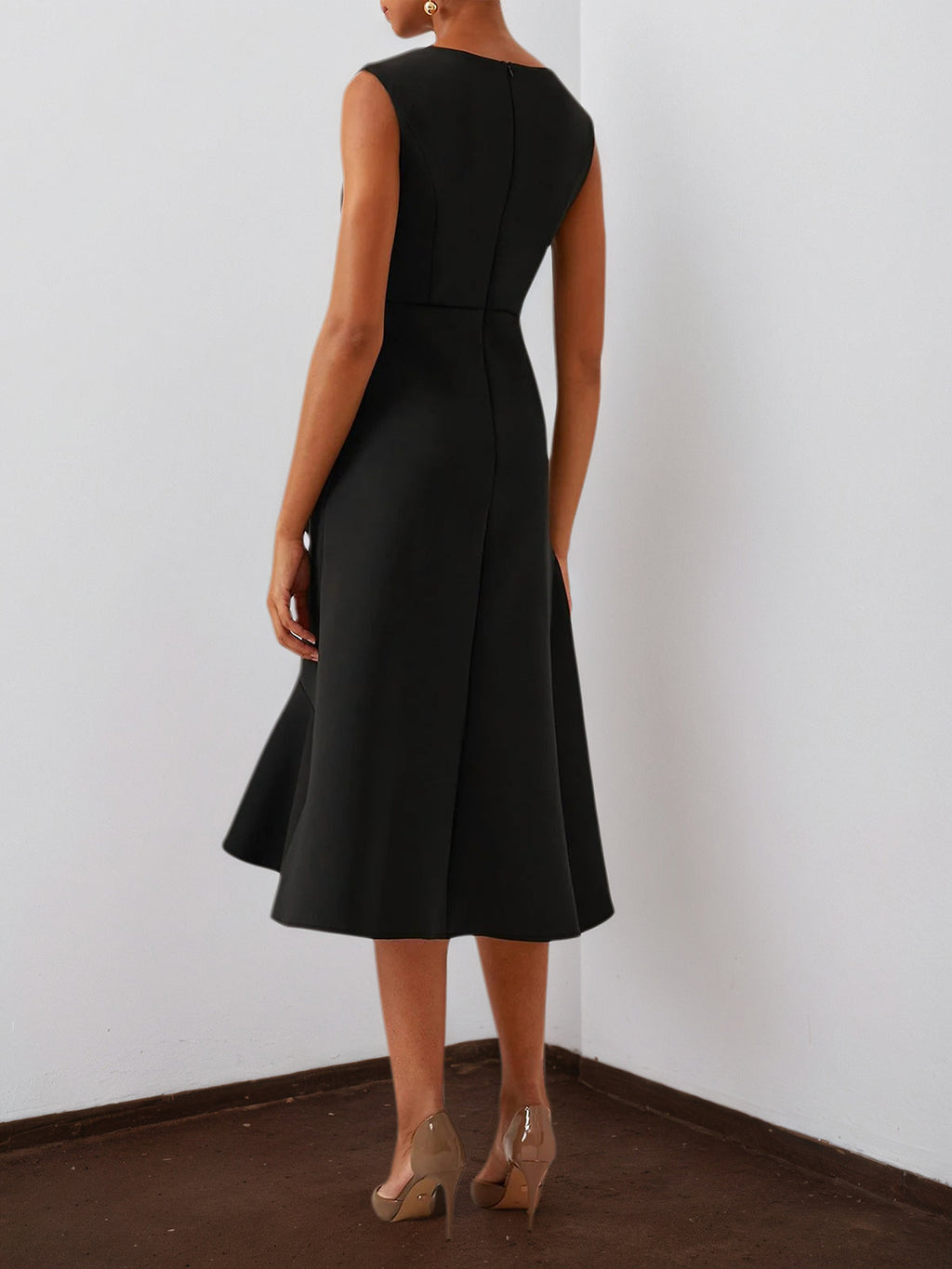 Robe midi noire élégante sans manches, coupe trapèze avec torsade à la taille, du jour à la nuit