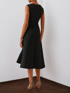 Robe midi noire élégante sans manches, coupe trapèze avec torsade à la taille, du jour à la nuit