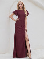 Vestido largo de dama de honor línea A de gasa color Cabernet con cuello barco y mangas con volantes