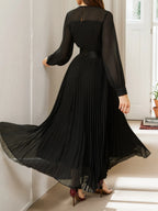 Schwarzes plissiertes Mesh-Chiffon Kleid mit Rundhalsausschnitt, langen Ballonärmeln und A-Linien-Maxilänge