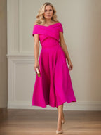Vestido curto de mãe da noiva em crepe stretch fúcsia, linha A, ombro a ombro e mangas curtas, comprimento chá