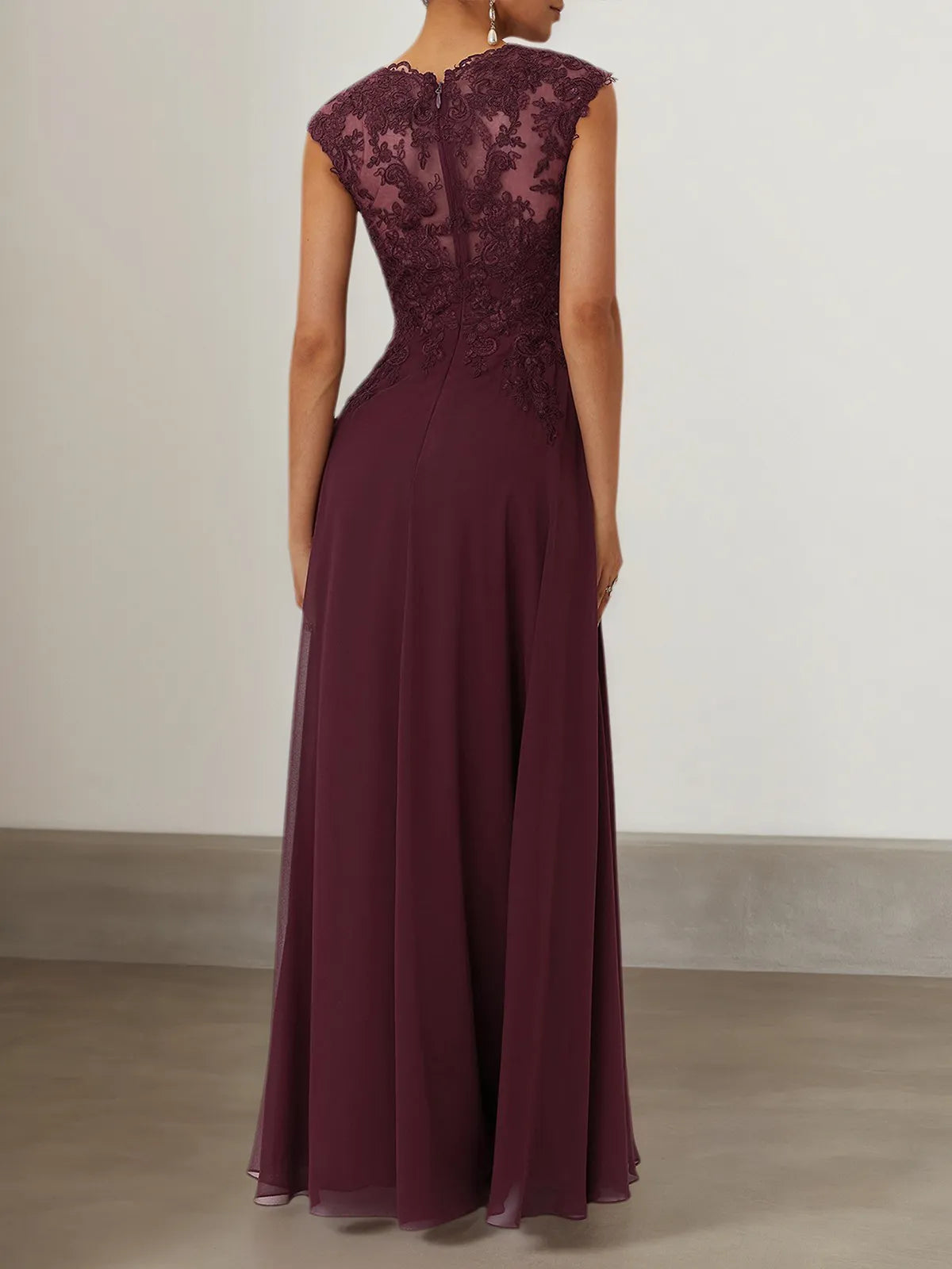 Abito lungo da donna in pizzo e chiffon color rosso vino, scollo tondo e maniche a cappuccio, linea a trapezio