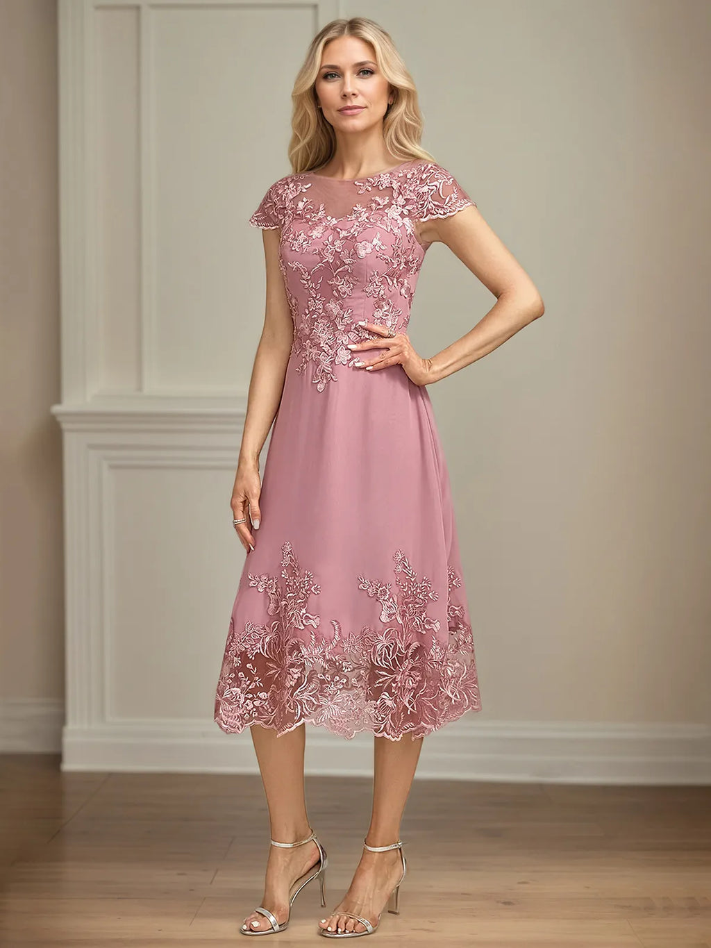 Vestido de mãe da noiva em chiffon corte evasê com decote redondo e aplicações