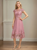 Vestido de mãe da noiva em chiffon corte evasê com decote redondo e aplicações