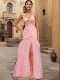 Abito lungo rosa a tubino con scollo a V, corsetto a balze, perline e spacco