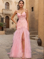 Abito lungo rosa a tubino con scollo a V, corsetto a balze, perline e spacco
