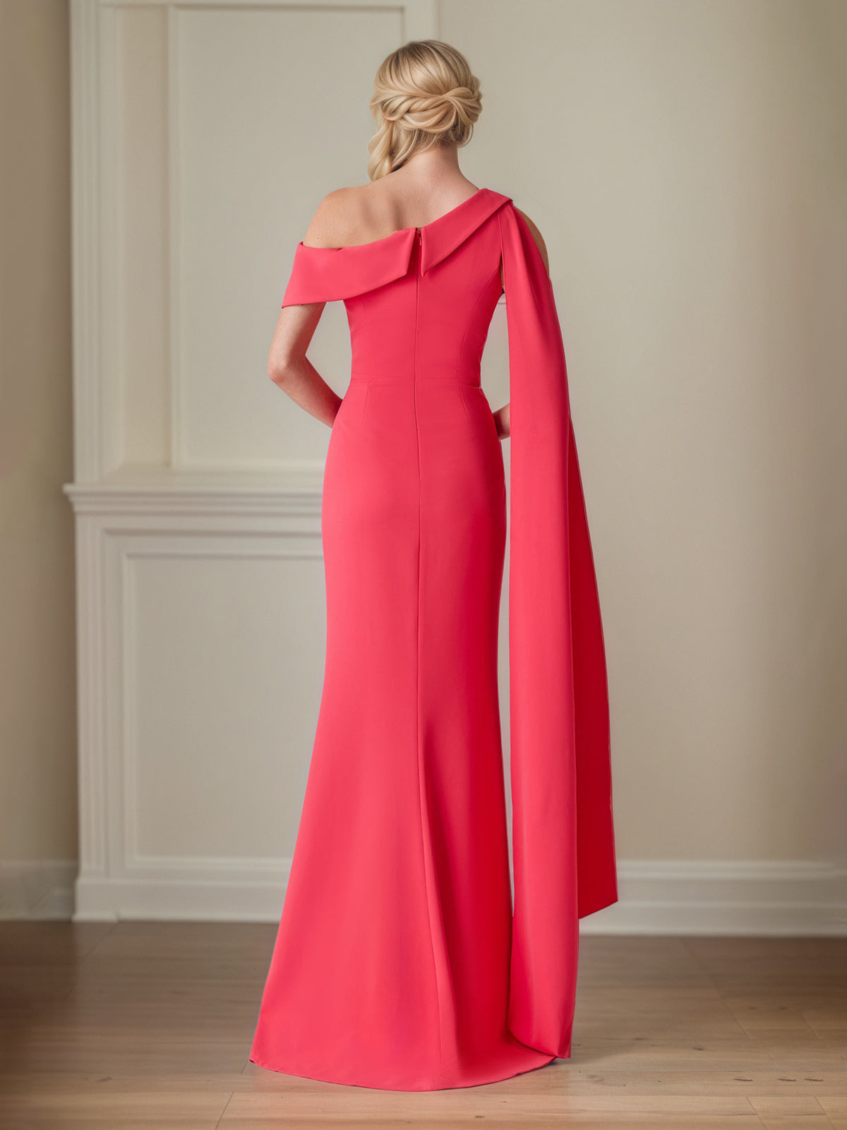Vestido coral de crepe stretch, modelo tubinho/coluna, um ombro só, comprimento até o chão para mãe da noiva