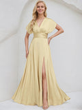Vestido de Dama de Honra em Cetim Champanhe A Linha com Decote em V, Mangas Curtas e Comprimento ao Chão